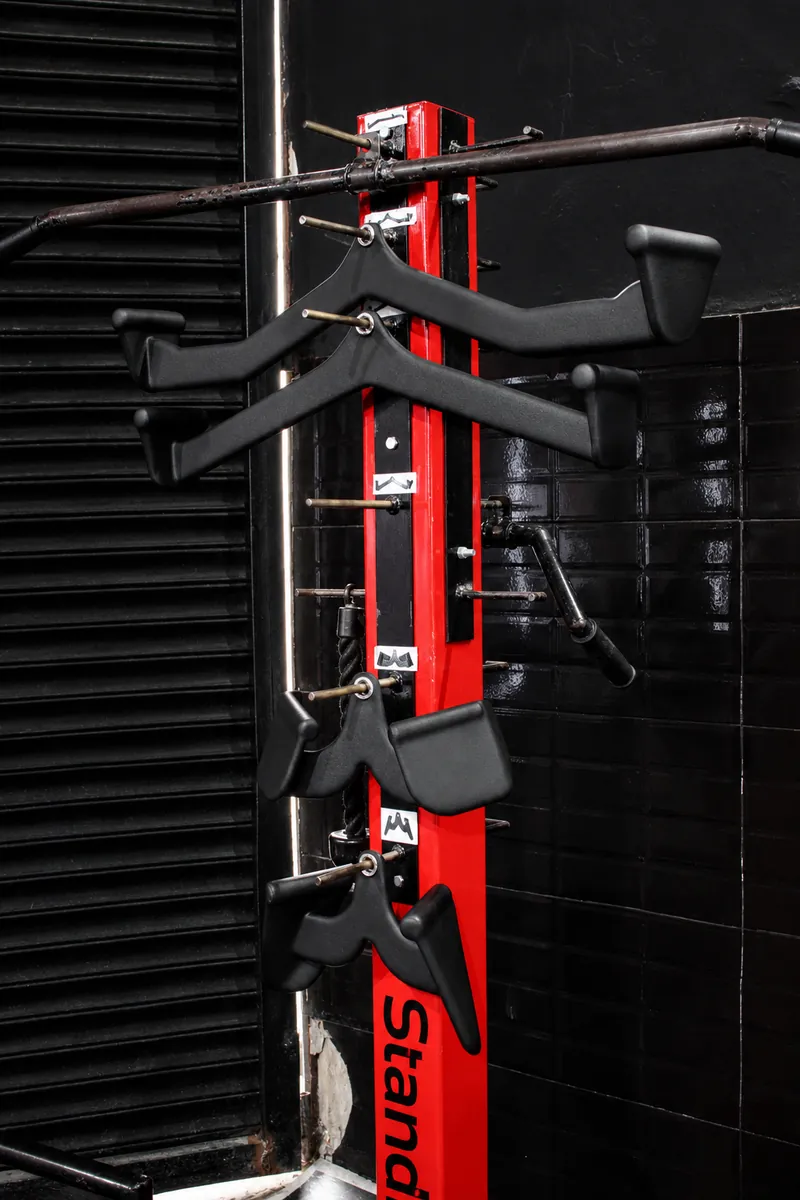 Accesorios de polea colgados en una columna StandFit