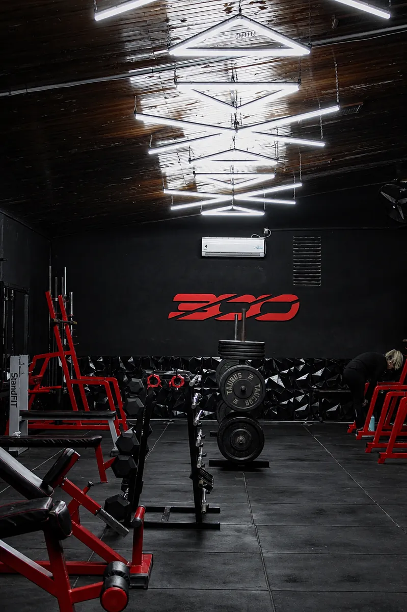 Zona de discos y racks frente al logo de 300